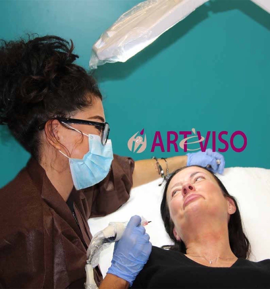 Annarita Minutaglio al lavoro con il dermografo sulle sopracciglia di una cliente