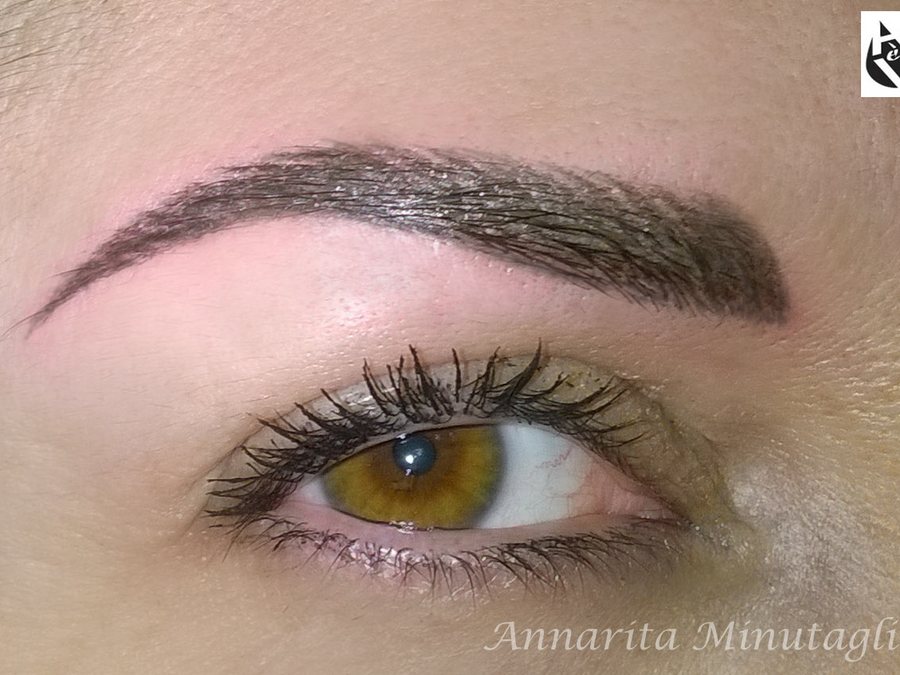 Sopracciglia ridisegnate con il trucco permanente a Bologna