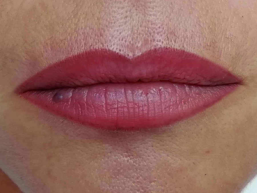 Trucco semipermanente labbra con contorno definito