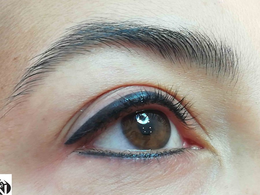 Occhio con eyeliner permanente e sopracciglio definito